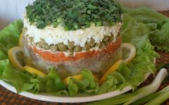 Слоеный салат из печени с маринованными огурцами и горошком