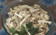Салат из стручковой фасоли с сыром и сухариками