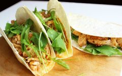 Тако с курицей, луком и сыром