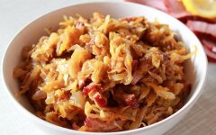 Тушеная капуста с курицей и специями
