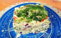 Салат с копченой куриной грудкой, сыром и помидорами