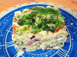 Салат с копченой куриной грудкой, сыром и помидорами