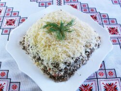 Салат «Мужской каприз» с грибами и яблоком