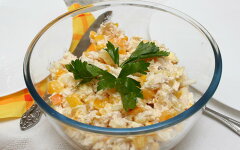 Салат с куриной грудкой, ананасом и сладкой кукурузой