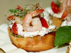 Брускетта с креветками и икрой