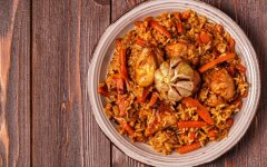 Плов из говядины со специями на сковороде
