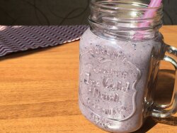 Смузи с черникой, бананом и молоком