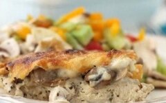 Куриное филе и шампиньоны под соусом Бешамель