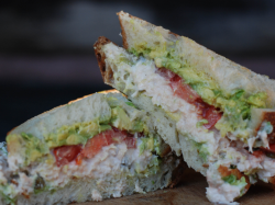 Сэндвич с тунцом, помидорами и чесноком