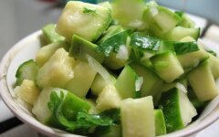 Салат из кабачков с яблоками и огурцами
