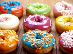 Ванильные пончики в малиновой глазури