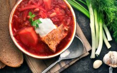 Свекольник с ребрышками и фасолью