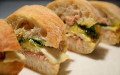 Закрытый бутерброд с тунцом, яйцом и зеленью