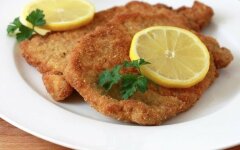 Классический немецкий шницель во фритюре