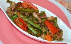 Теплый салат с говядиной, фасолью и помидорами черри