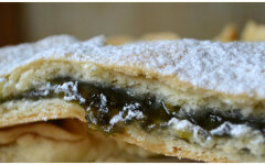 Сладкий пирог из дрожжевого теста со щавелем