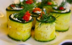 Закусочные рулетики из цукини с семгой