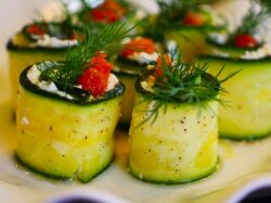 Закусочные рулетики из цукини с семгой