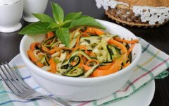 Теплый салат с цукини, морковью и чесноком