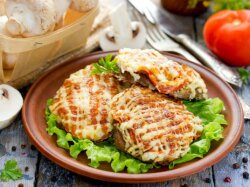 Отбивная из свинины с помидорами и зеленью под сыром