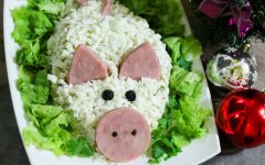 Салат «Свинка» с курицей, грецкими орехами и черносливом