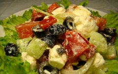 Греческий салат с брынзой, маслинами и оливками