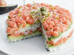 Суши-торт из огурца, лосося и авокадо