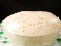 Тесто на кефире и дрожжах без яиц