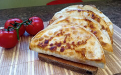 Кесадилья с курицей и овощами в лаваше