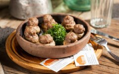 Запеченные шампиньоны с фаршем и луком в духовке