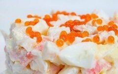 Салат с креветками, красной икрой и зеленым луком