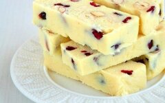 Батончики из белого шоколада со сгущенкой, фундуком и клюквой