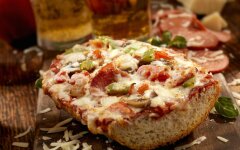 Пицца с сосисками на батоне в микроволновке