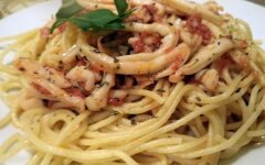 Кальмары в сливочном соусе с помидорами черри и маслинами