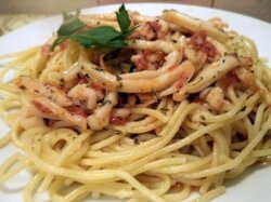 Кальмары в сливочном соусе с помидорами черри и маслинами