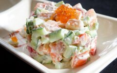 Салат «Оливье» с красной рыбой и луком