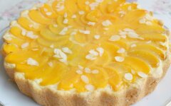 Немецкий сметанник с консервированными персиками