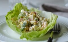 Салат из кальмаров, креветок и пекинской капусты