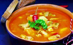 Венгерский суп-гуляш из говядины с острым перцем и паприкой