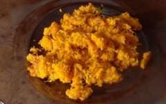 Сладкая каша из зеленой чечевицы с курагой