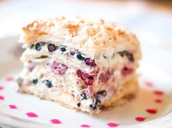 Слоеный торт с черникой и малиной