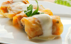 Голубцы с куриным фаршем и чесноком в мультиварке