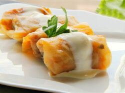 Голубцы с куриным фаршем и чесноком в мультиварке