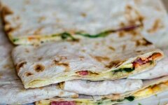 Бутерброды с колбасой и сыром в лаваше