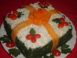 Оригинальный салат «Подарок» с курицей