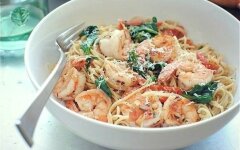 Паста с креветками, помидорами, шпинатом и лимоном