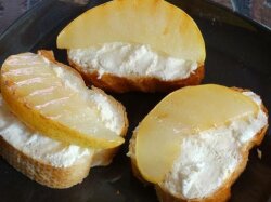 Бутерброды с творожным сыром, грушей и медом