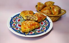 Самса узбекская с мясом и луком из слоеного теста
