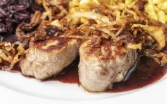 Медальоны из свинины с соусом из горчицы и сельдерея