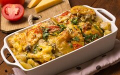 Свинина с картофелем и ананасами под сыром